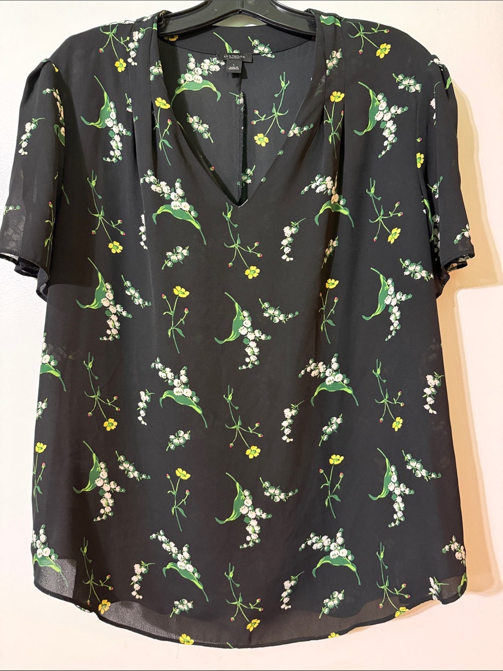 Ann Taylor Black V-Neck Floral Short Sleeve Blouse